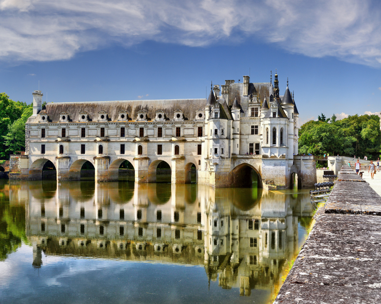 Красивый старинный замок Шенонсо, Франция