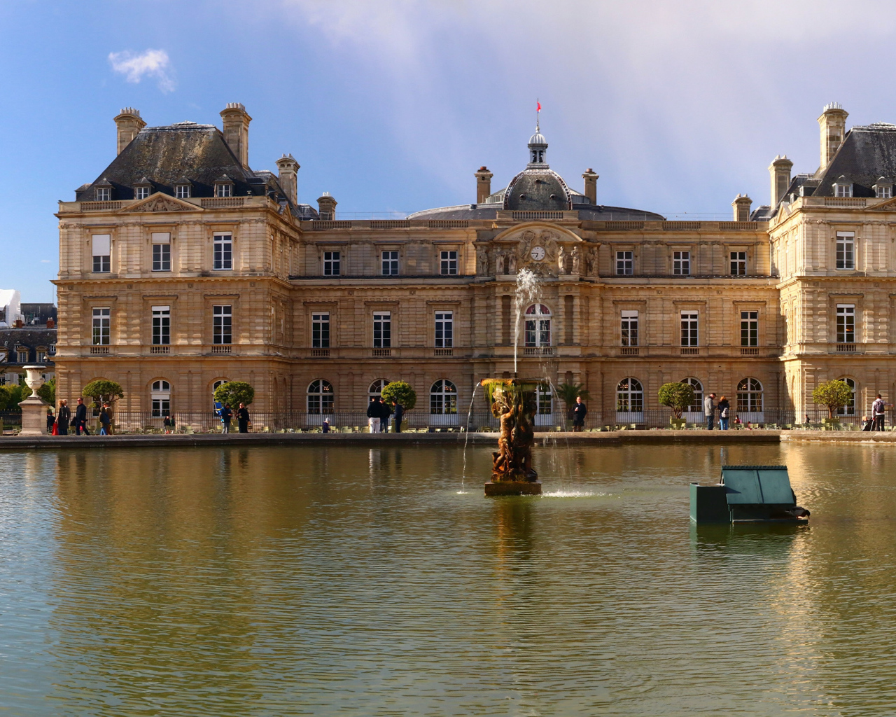 Люксембургский дворец у озера, Париж. Франция