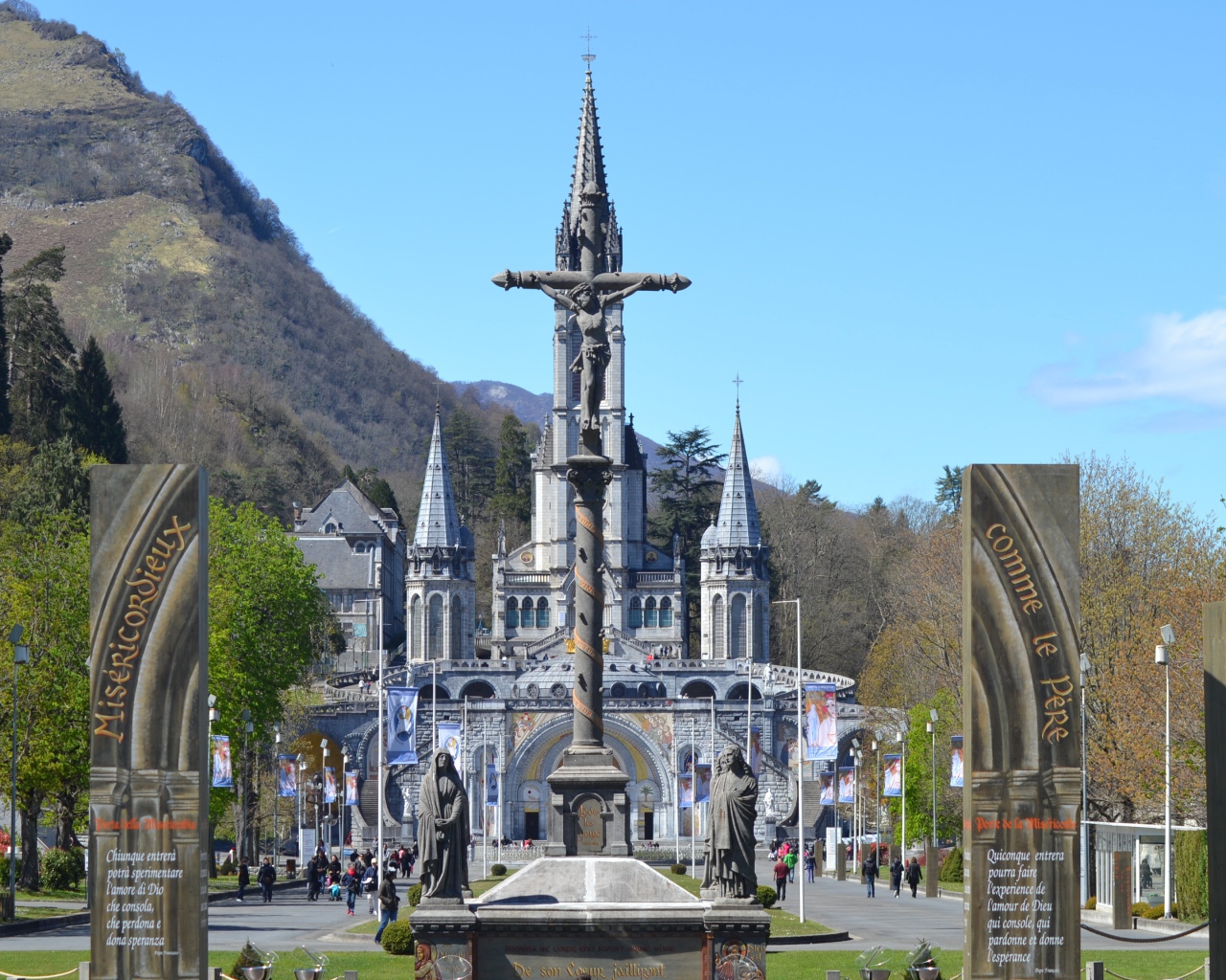 Монумент у базилики Святой Розарии, Франция