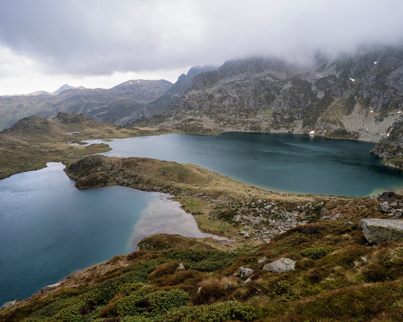 Озера у гор в тумане, Франция 