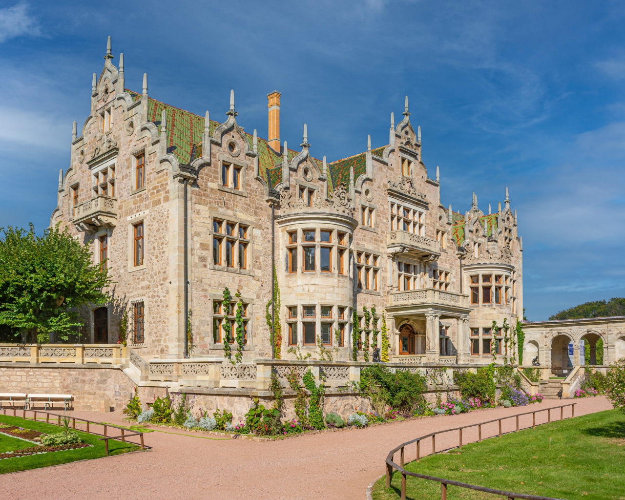 Замок Альтенштайн под голубым небом, Германия
