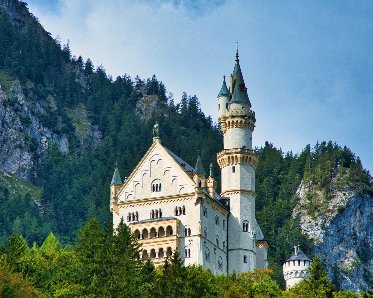 Старинный замок Нойшванштайн на фоне гор, Германия