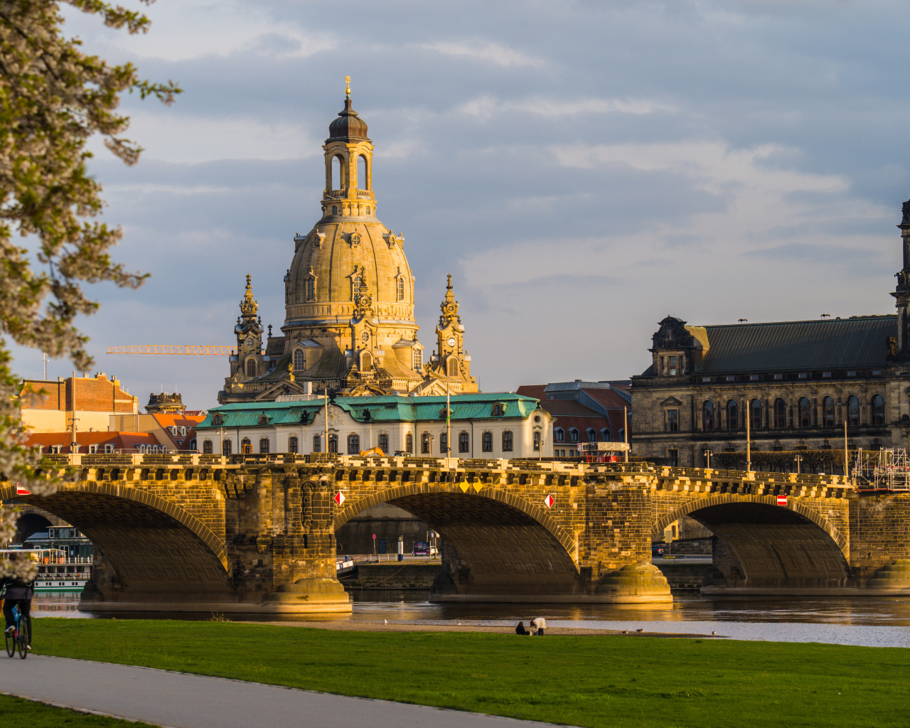 Старинный мост через реку на фоне города Дрезден, Германия
