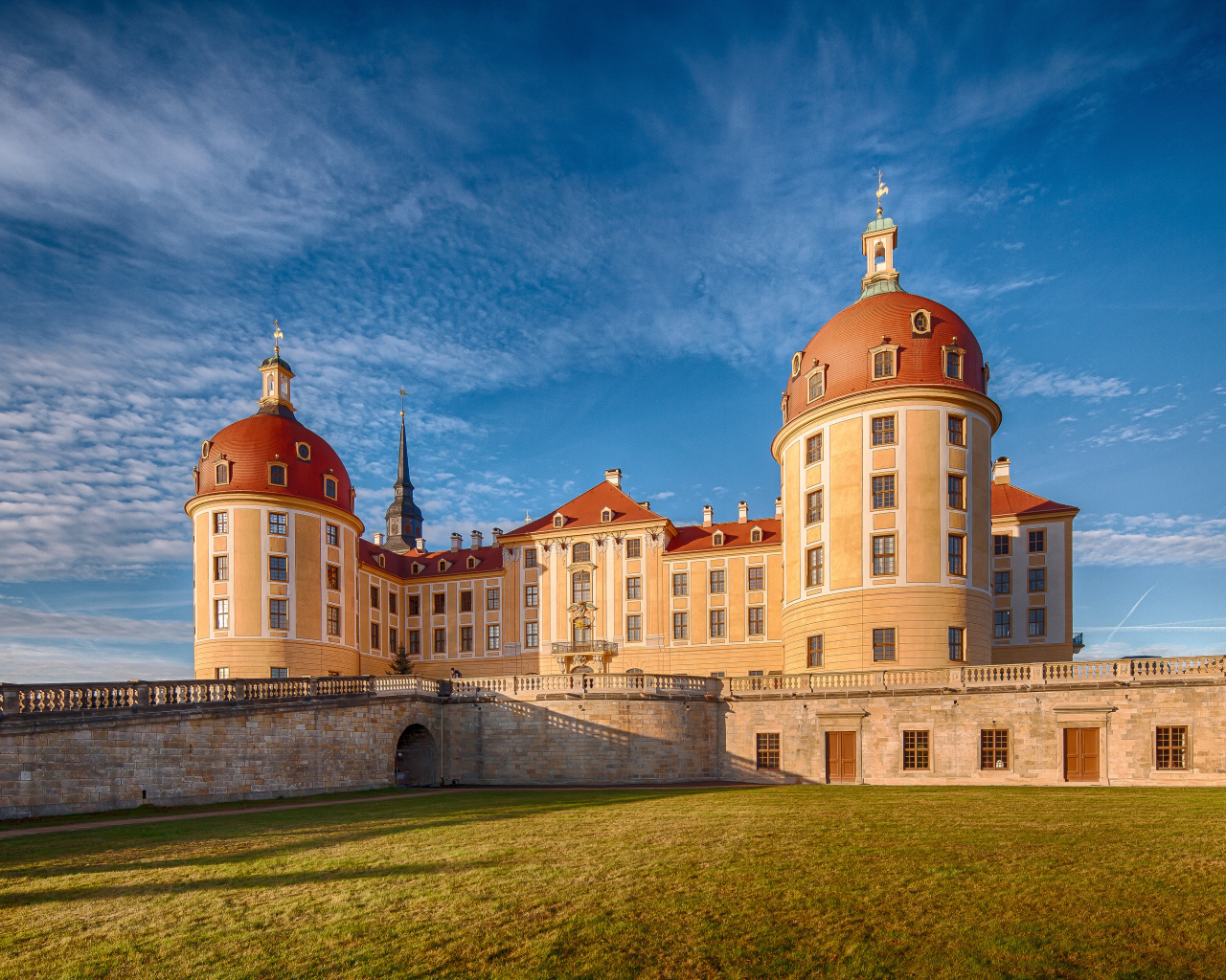 Старинный замок Морицбург под голубым небом, Германия