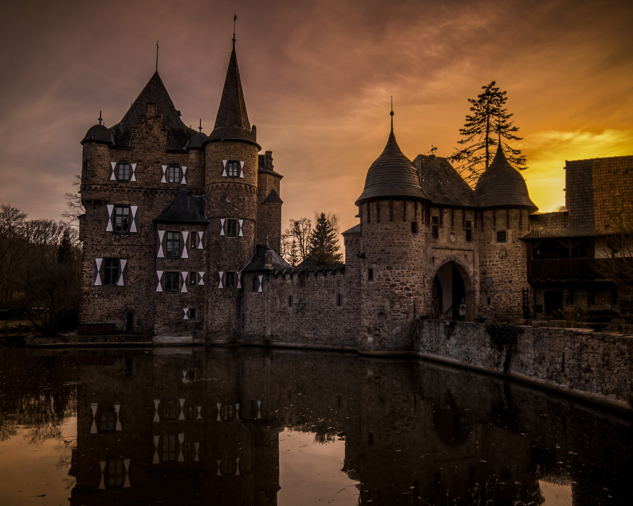 Старинный замок у озера в сумерках, Германия