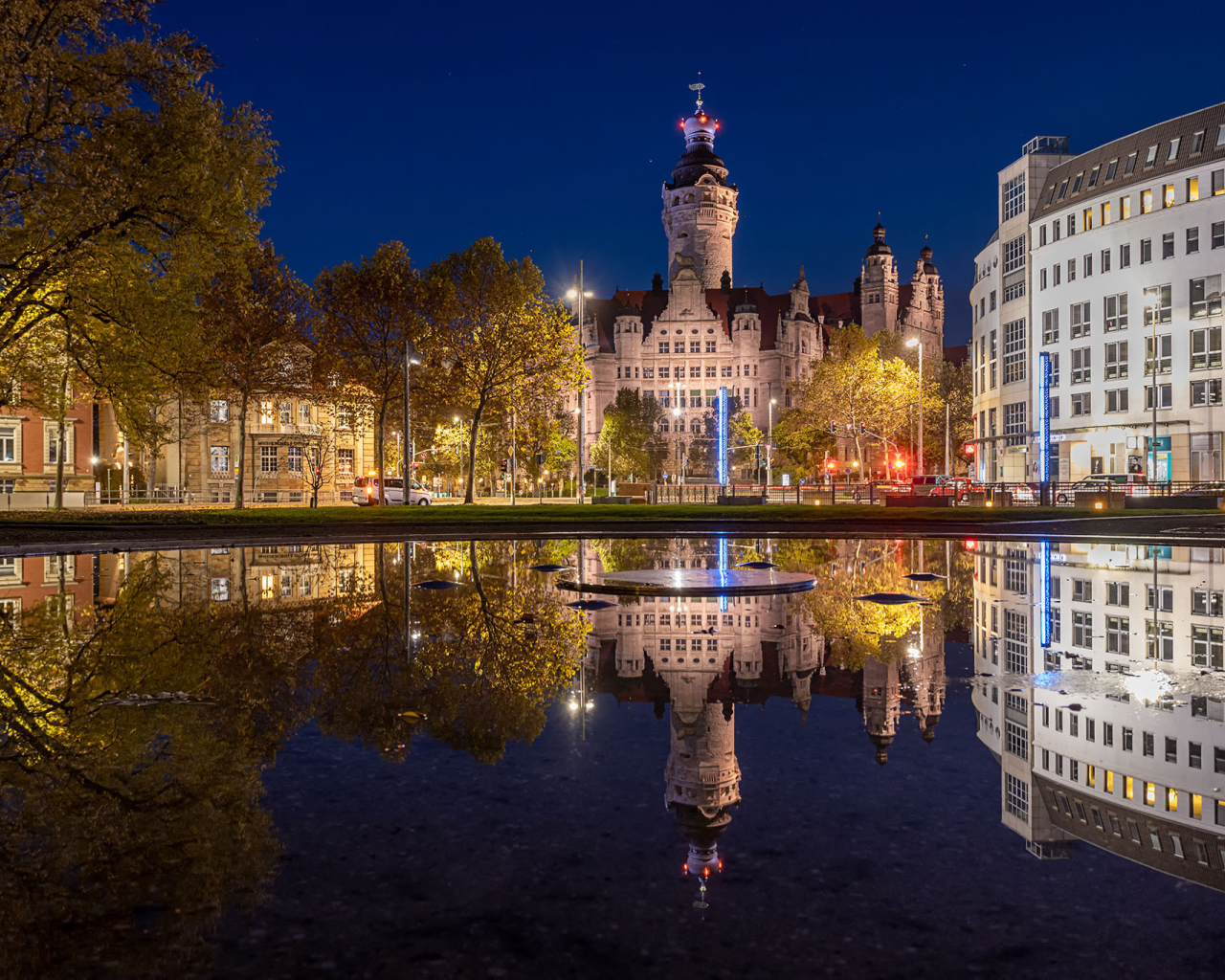 Красивые старые здания отражаются в реке вечером, Германия