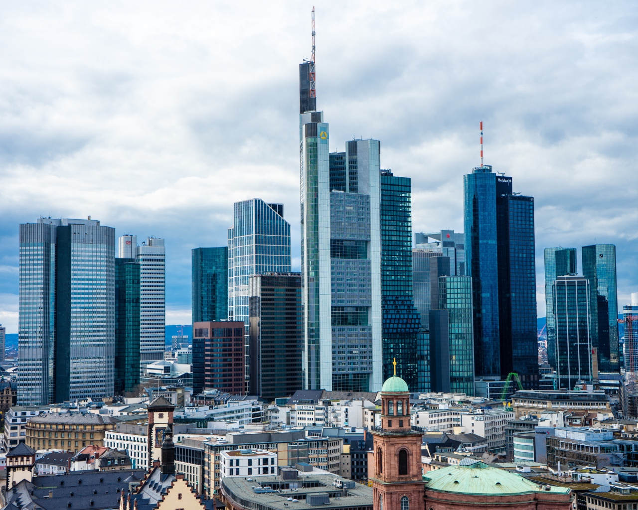 Красивые  высокие небоскребы города Франкфурт,Германия 