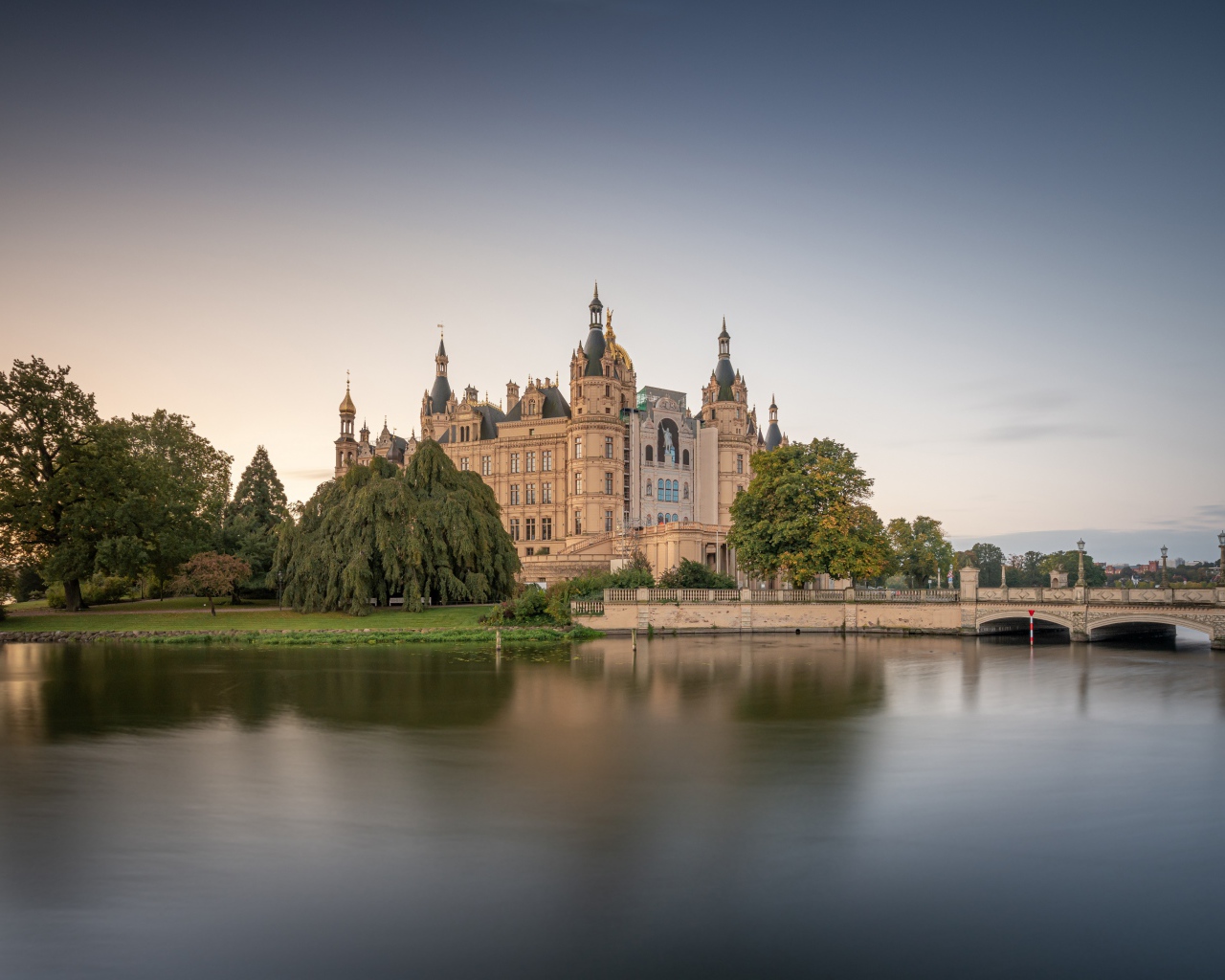 Красивый вид на Шверинский замок у озера, Германия