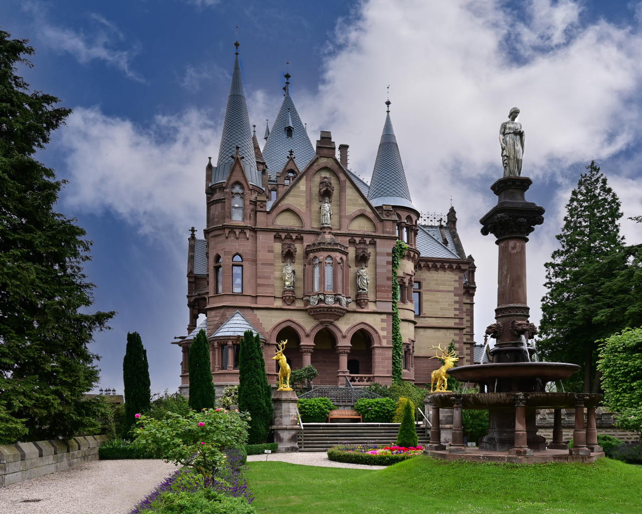 Замок Драхенбург в парке,Германия 