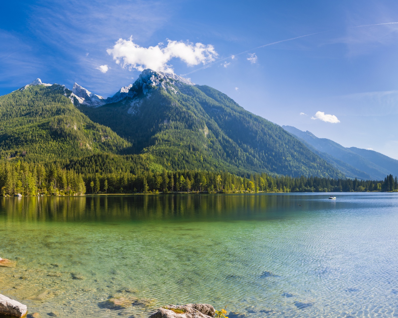 Горы под красивым голубым небом у озера, Германия