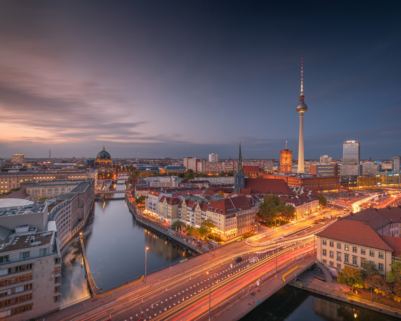 Красивый вид на вечерний Берлин, Германия