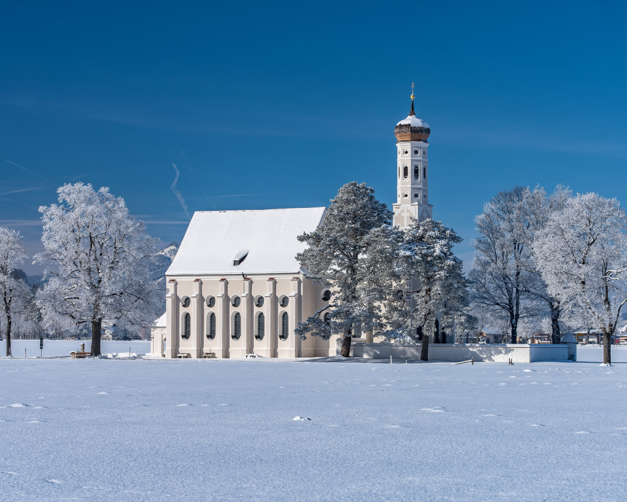Старая церковь в заснеженном парке, Германия