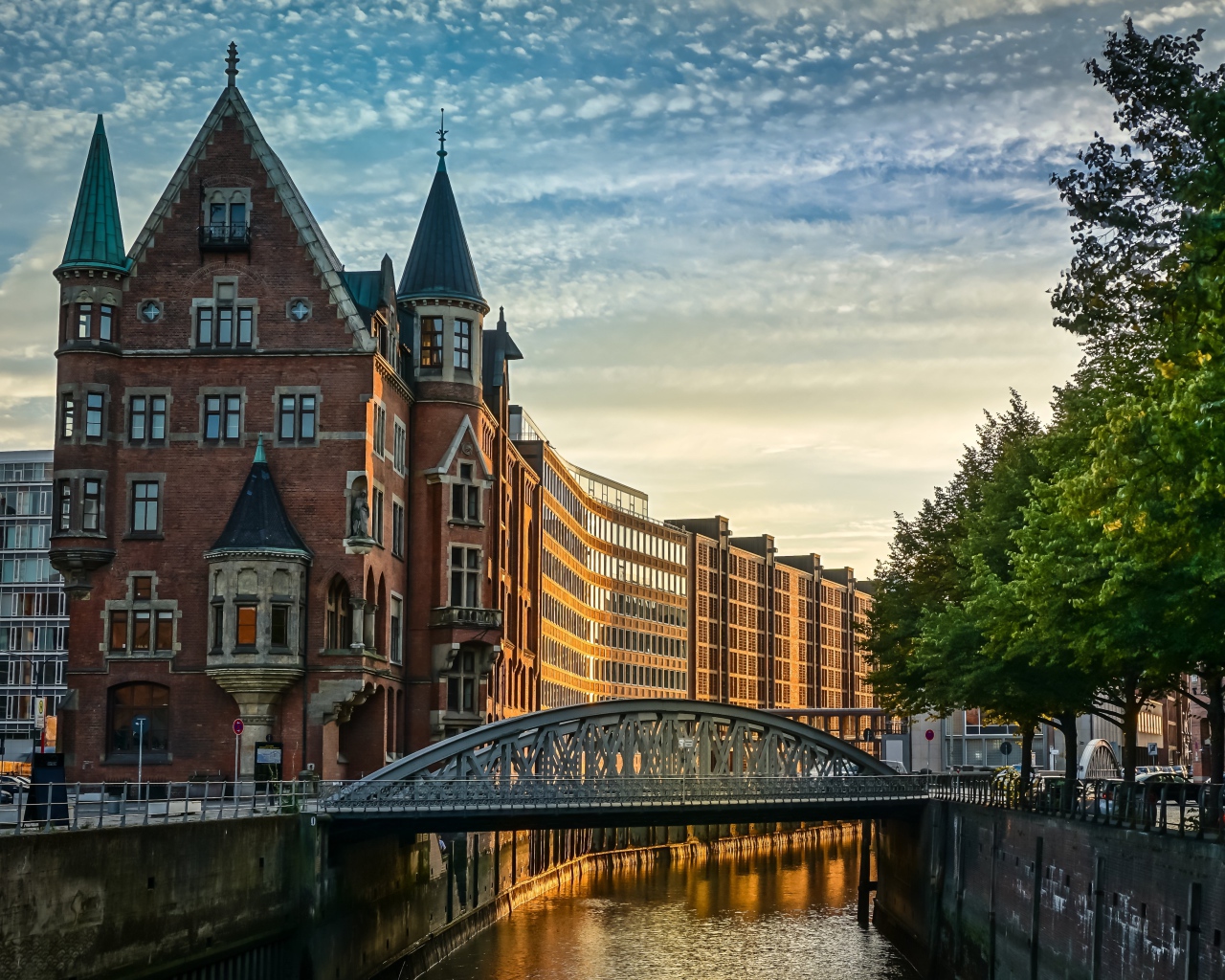 Старые дома на берегу канала, Гамбург. Германия