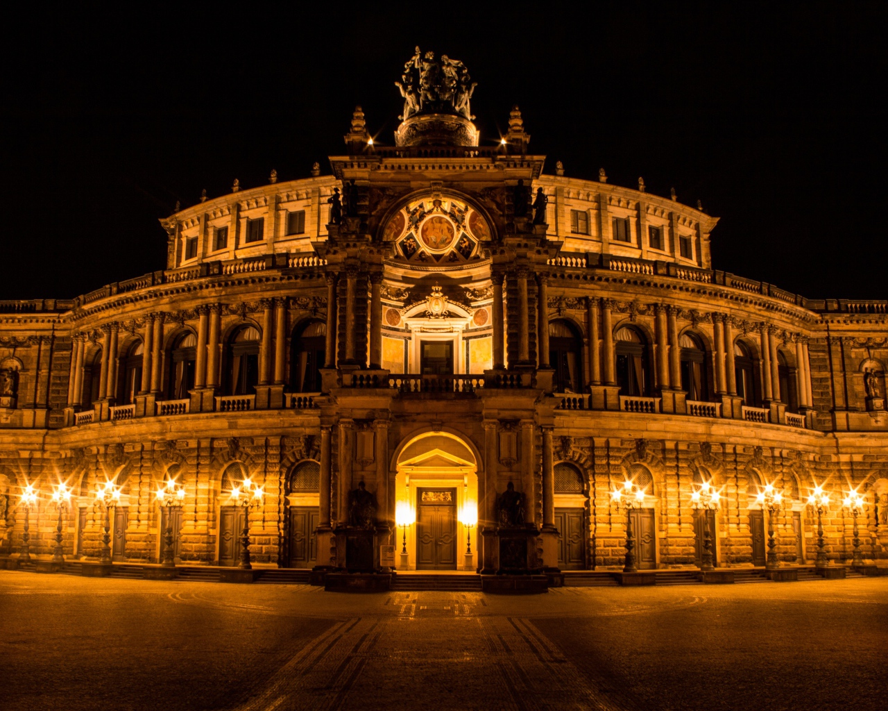 Оперный дом ночью, Дрезден. Германия