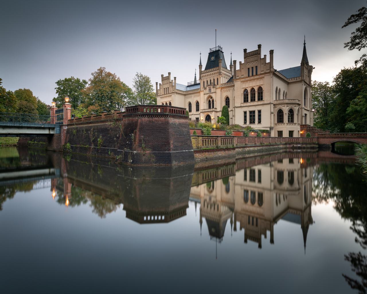 Крепость Эфенбург отражается в воде озера, Германия