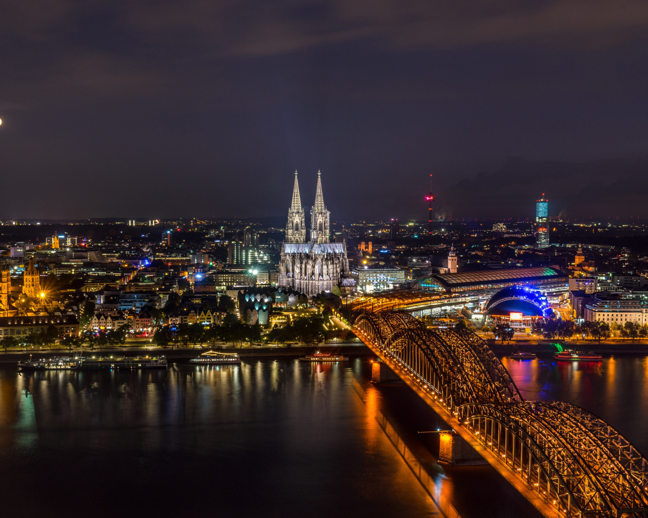 Вид на старый город Кельн ночью, Германия