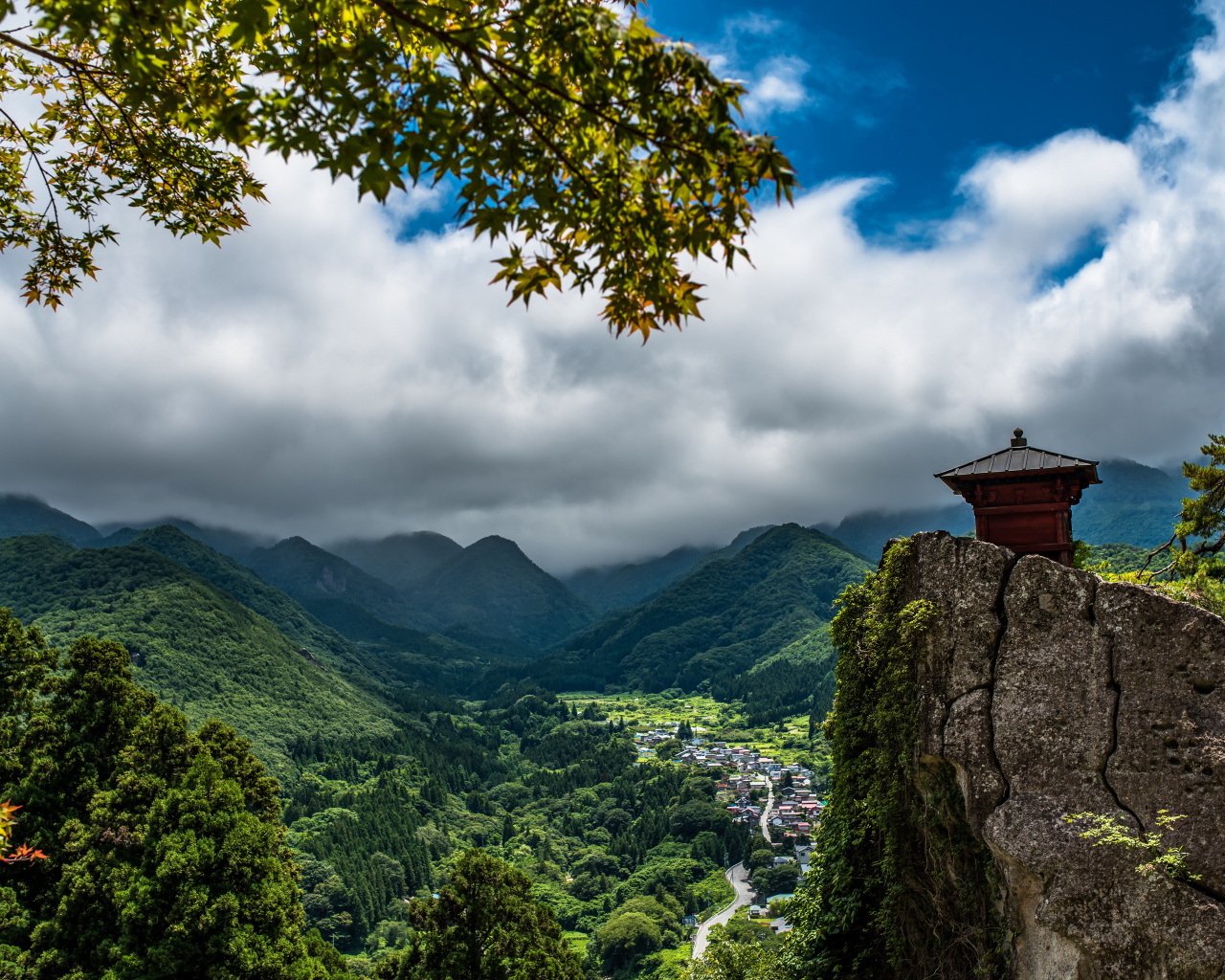 Красивый вид на покрытые зеленью гор под густыми облаками, Япония