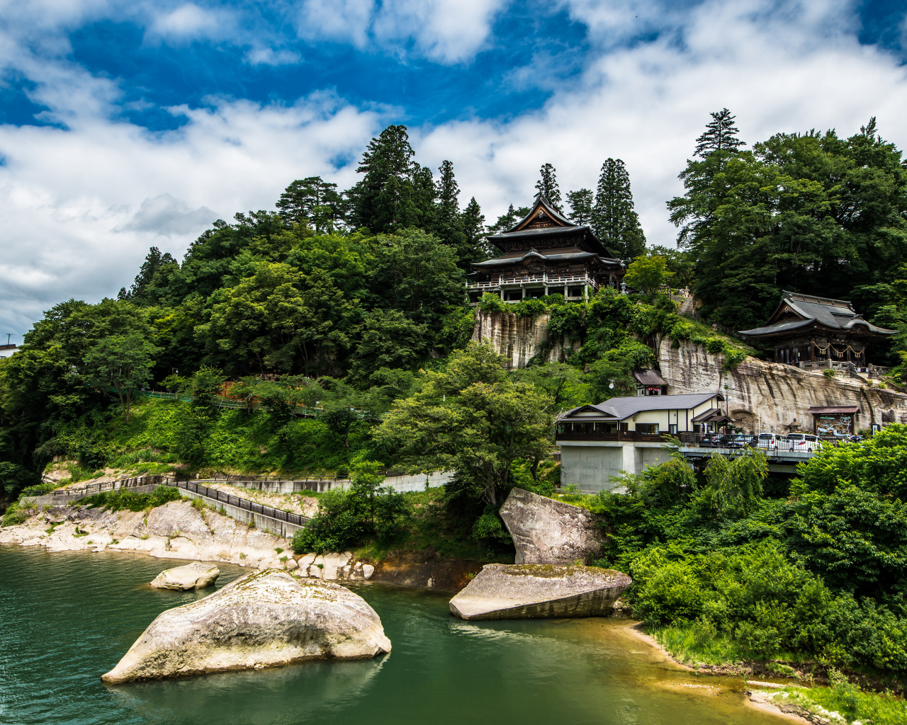 Храм на берегу горы у реки, Япония