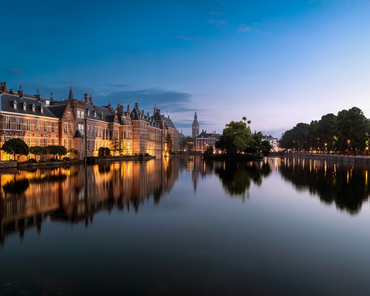 Красивые старые дома у реки в сумерках, Гаага, Нидерланды