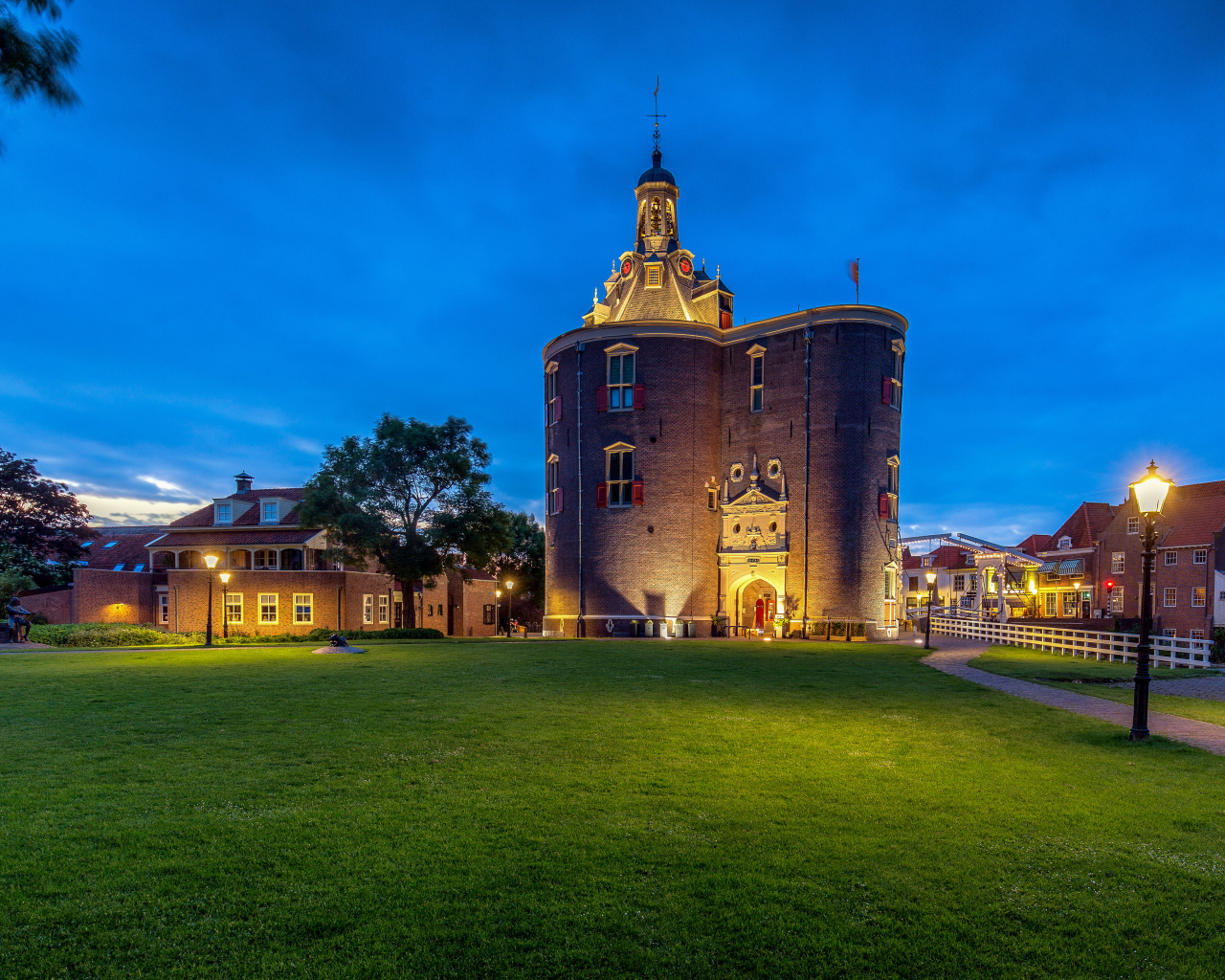 Большая старая башня в сумерках,  Нидерланды