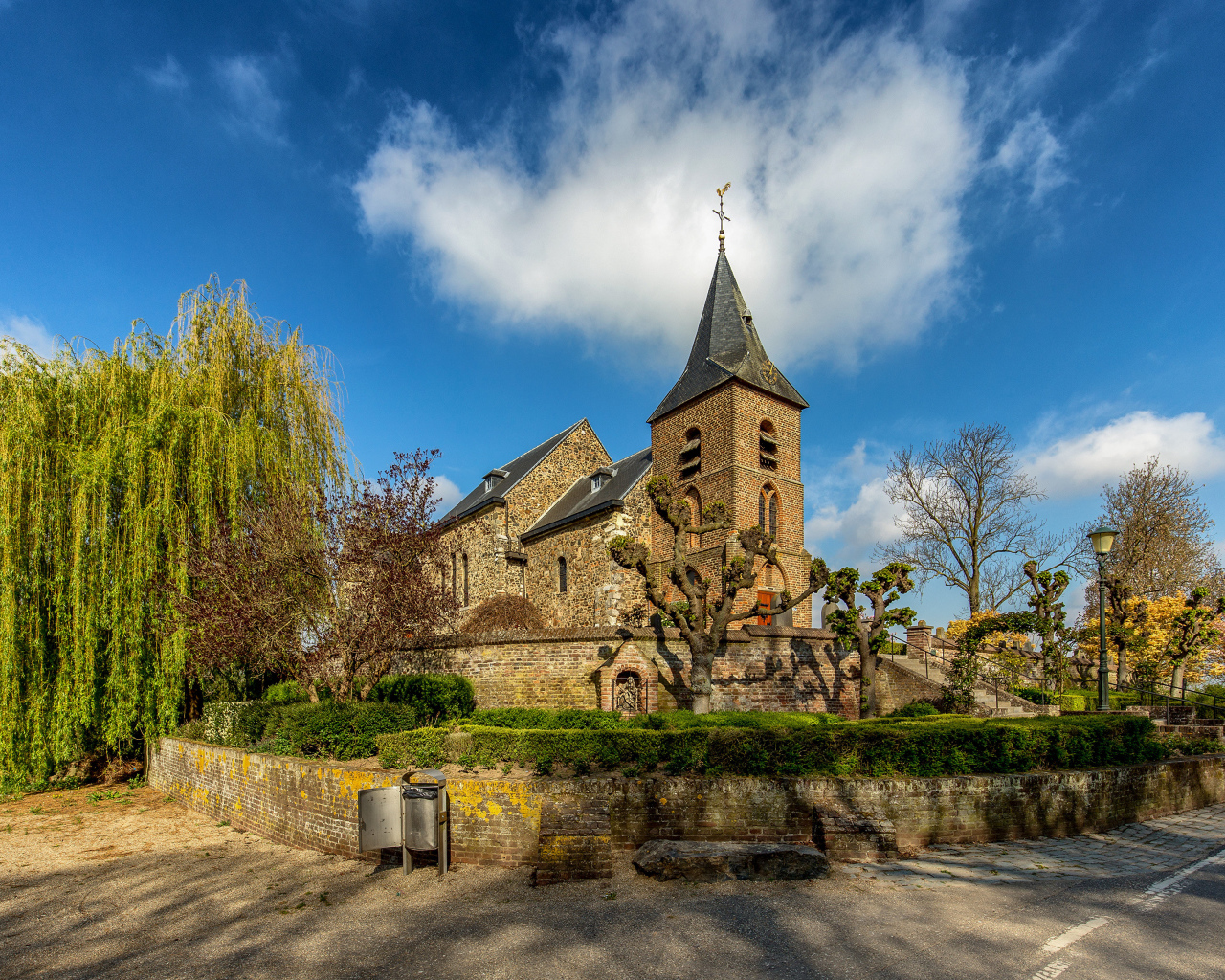 Старая церковь под  голубым небом, Нидерланды