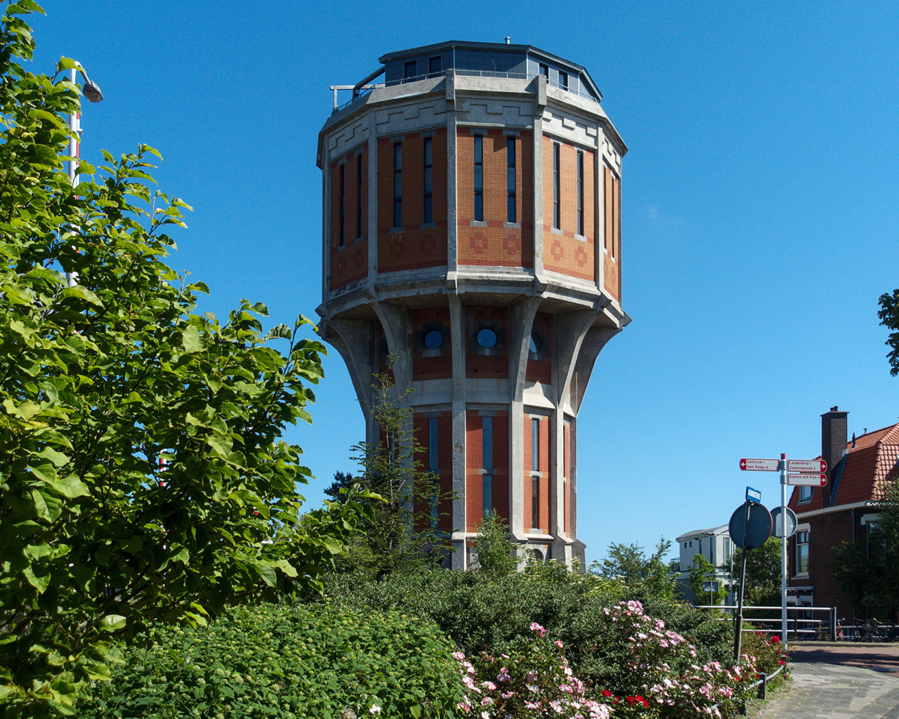 Старая башня на улице города, Нидерланды 