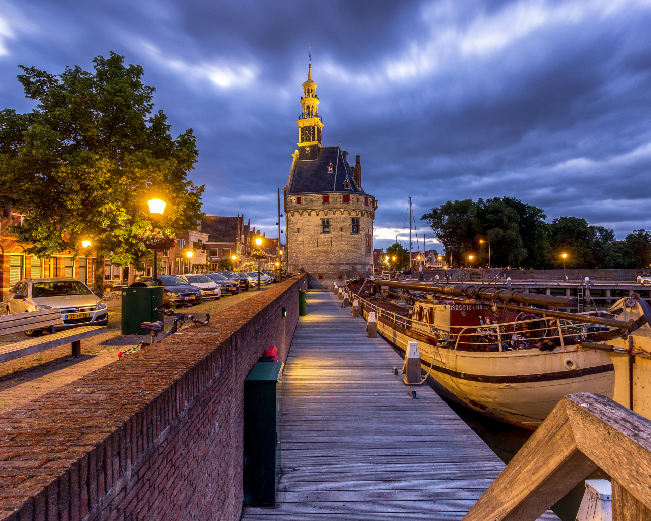 Деревянный мост на пристани в сумерках, Нидерланды 