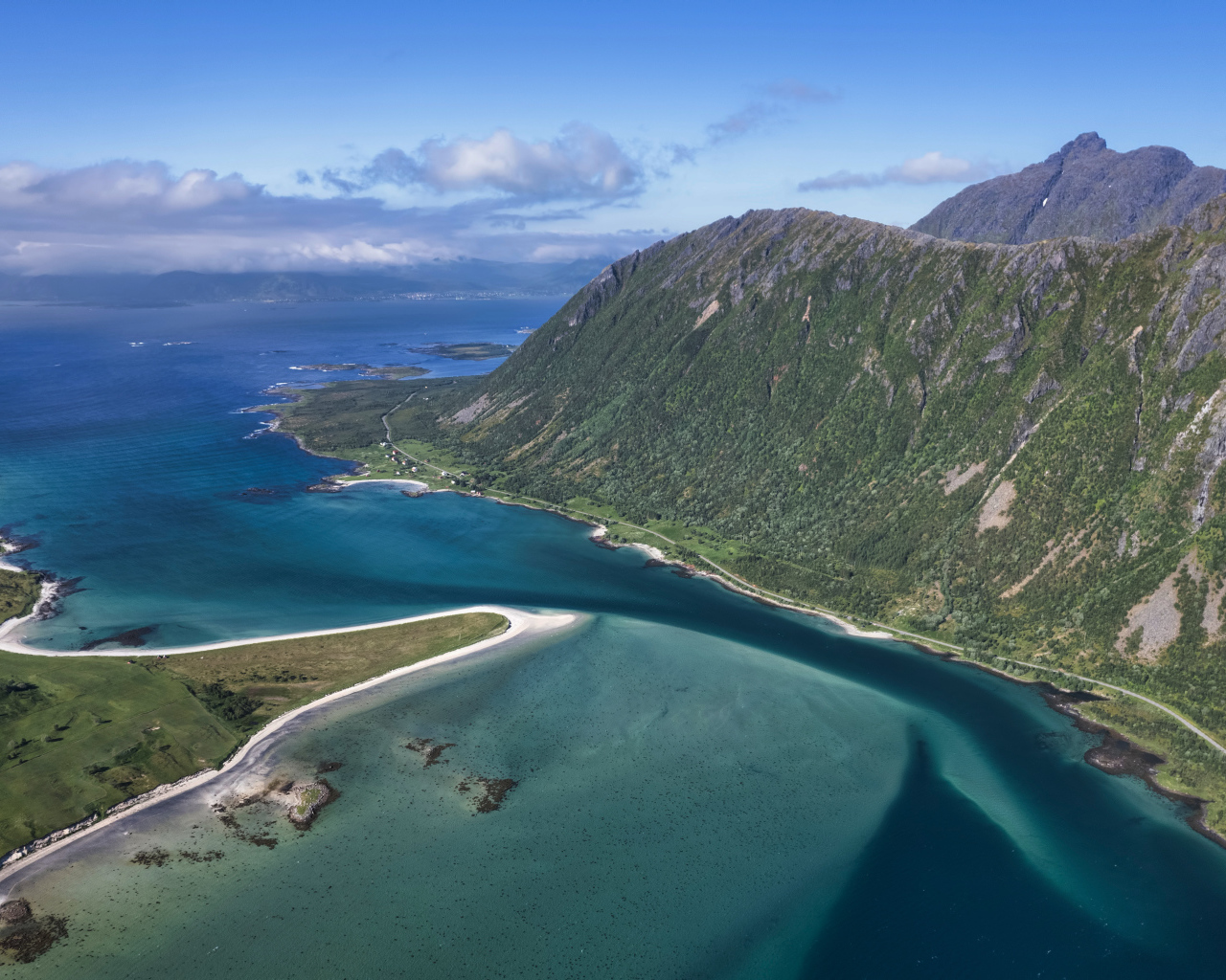 Красивый горный пейзаж у моря, Лофотенские острова, Норвегия 