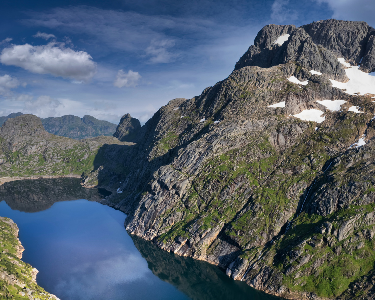 Большая серая года у озера, Лофотенские острова. Норвегия