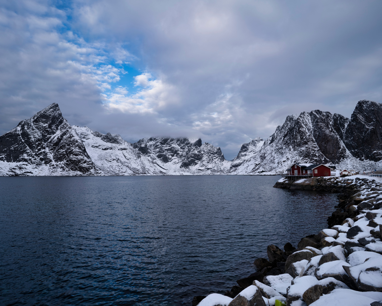 Озеро у заснеженных гор, Лофотенские острова, Норвегия