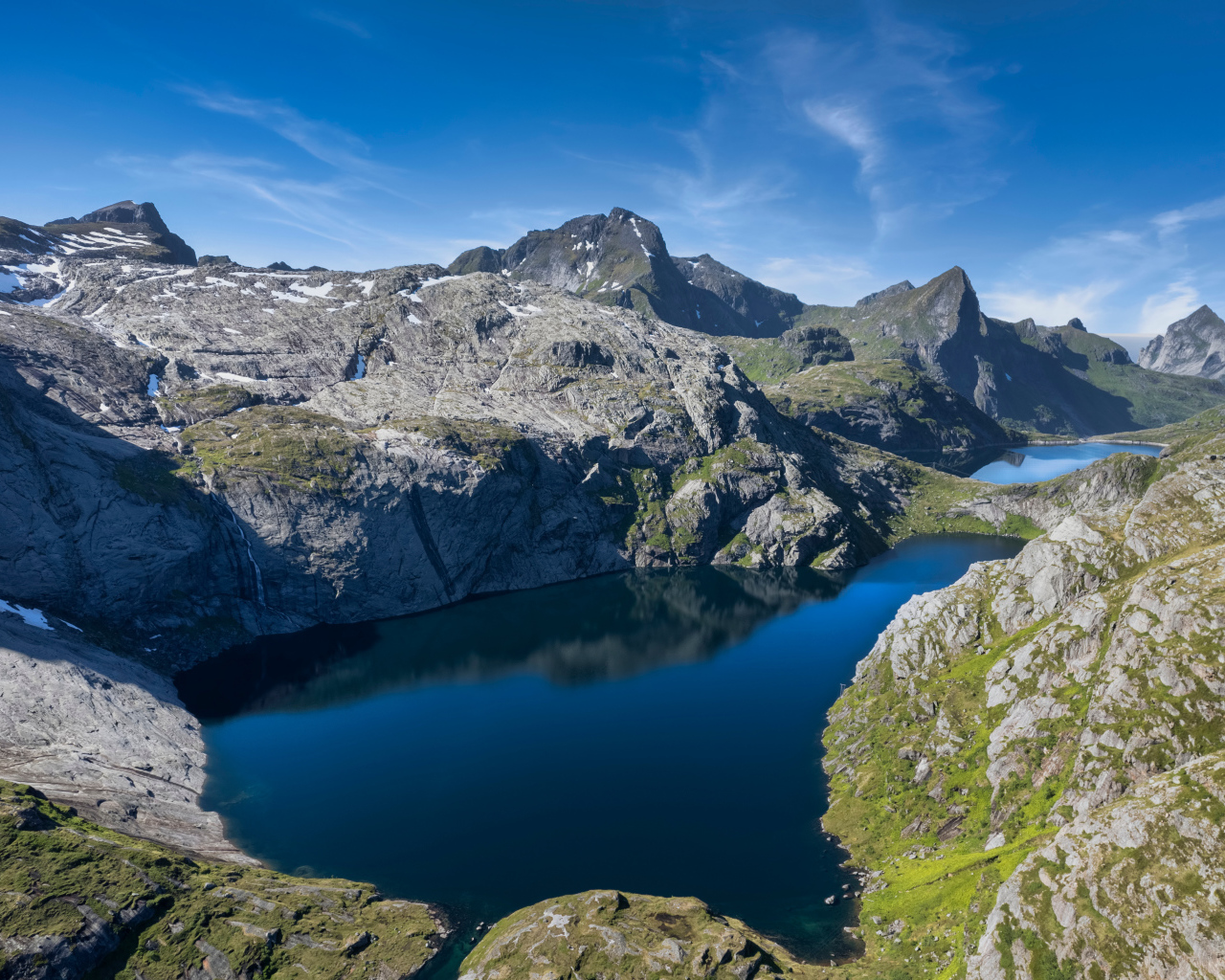 Озеро среди гор, Лофотенские острова. Норвегия