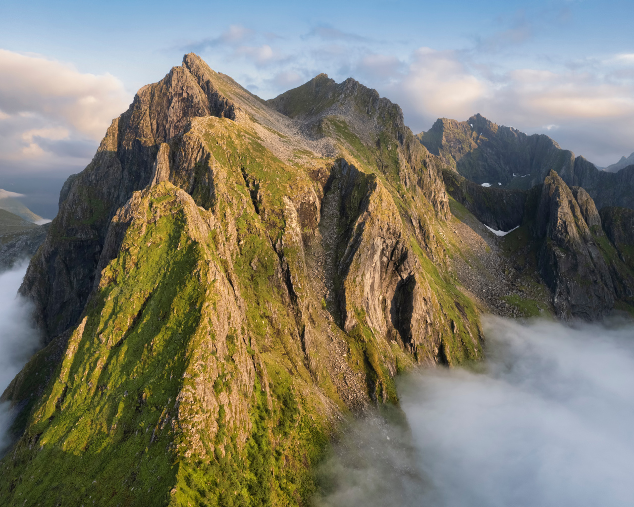 Большие высокие горы в тумане, Лофотенские острова. Норвегия