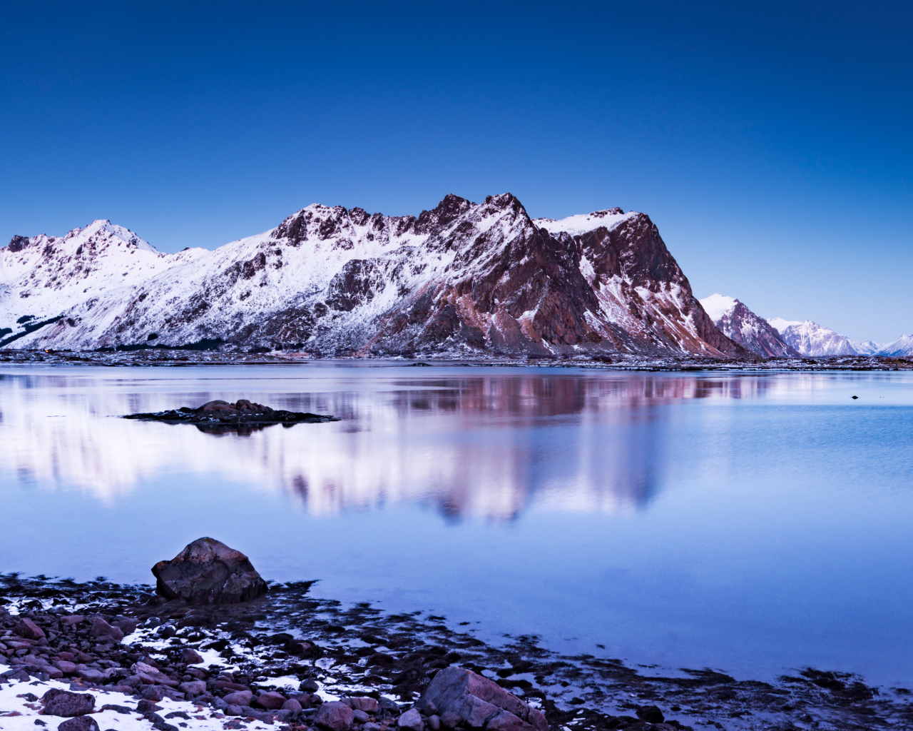 Большие покрытые снегом горы у воды, Норвегия