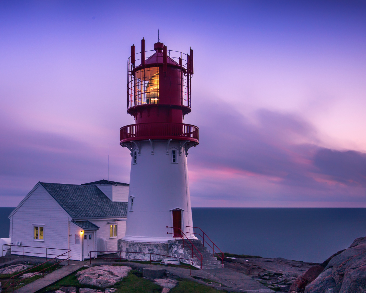 Маяк на берегу моря в сумерках, Норвегия