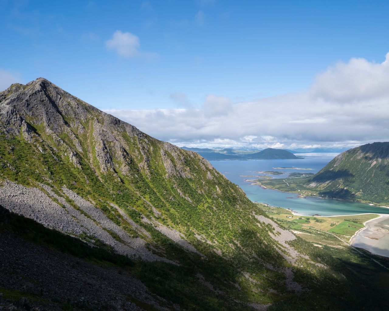 Горы на побережье Лофотенских островов, Норвегия