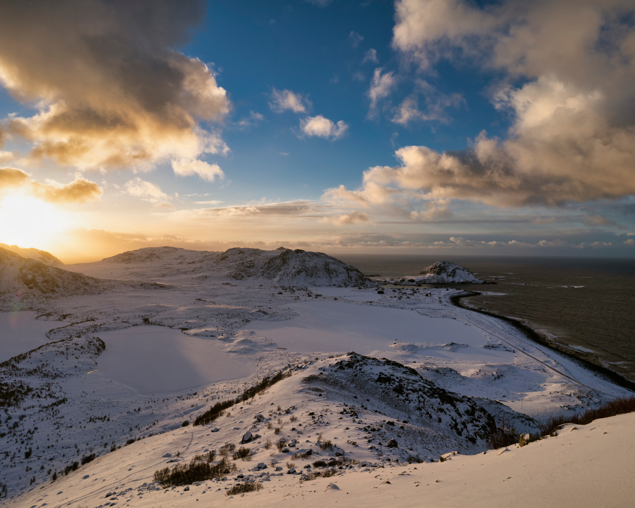 Заснеженные горы у залива на закате, Лофотенские острова. Норвегия 