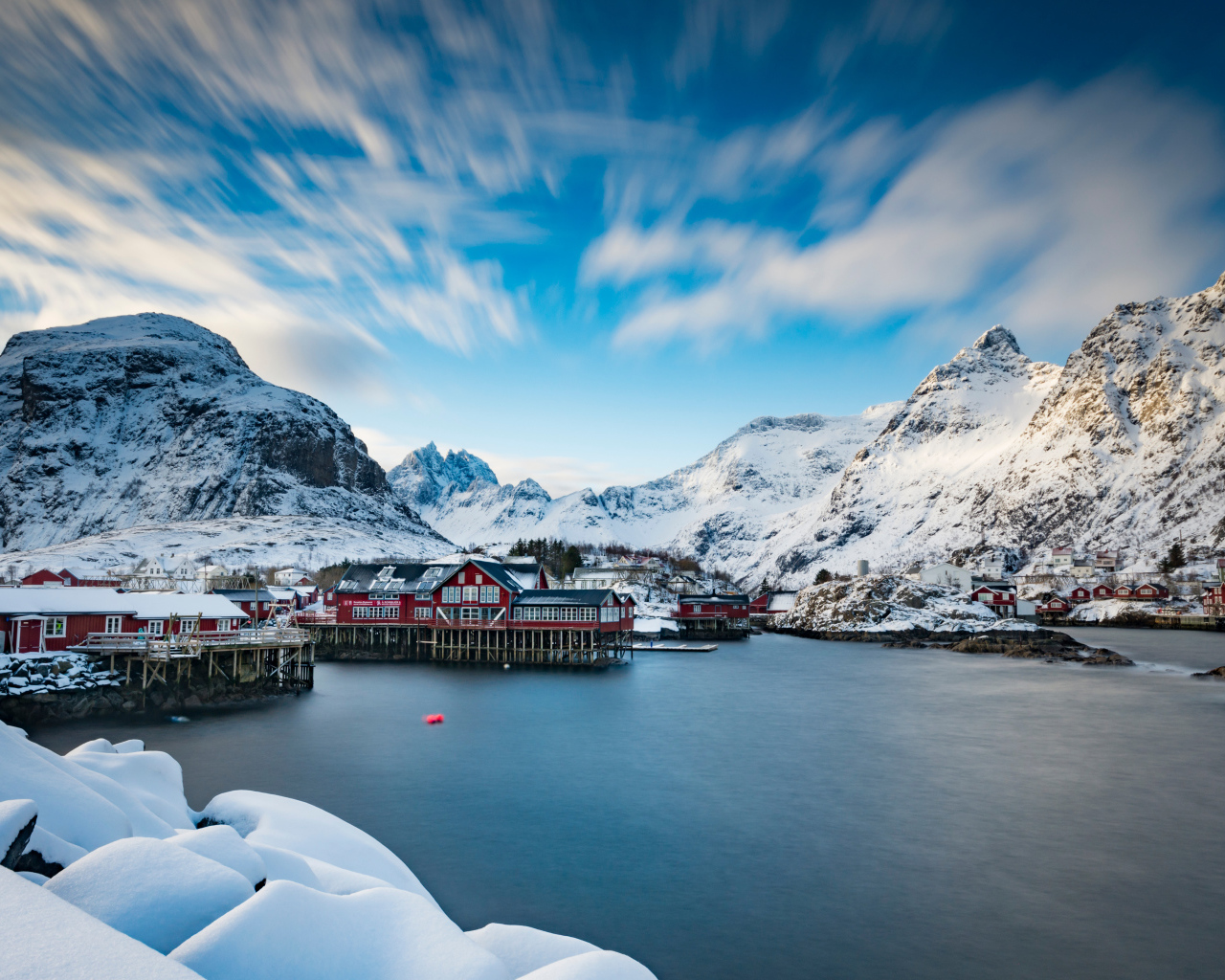 Покрытые снегом горы у озера с домами, Лофотенские острова 