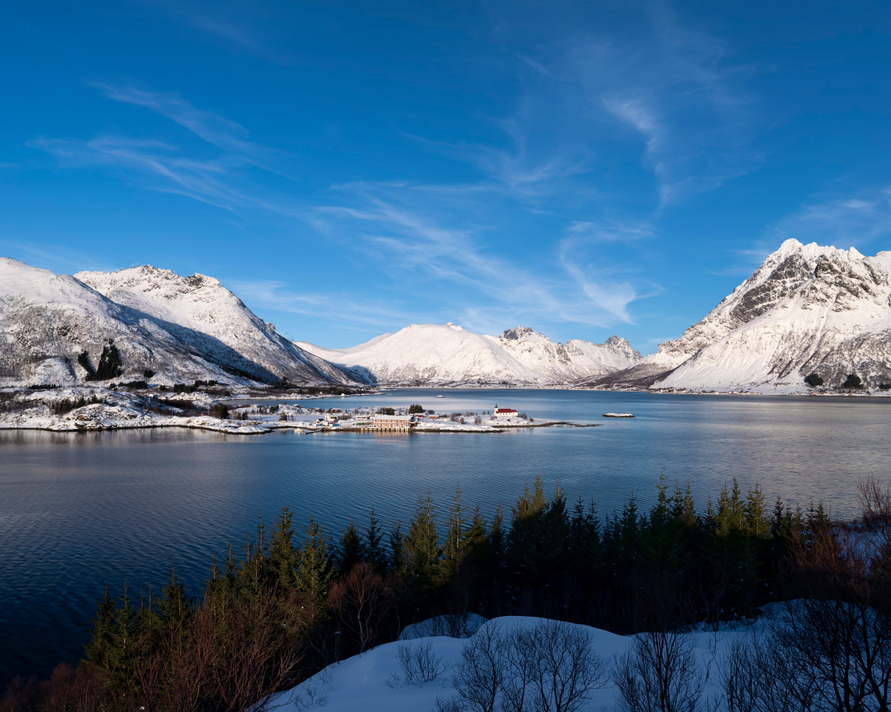 Покрытые снегом горы под голубым небом у воды, Норвегия