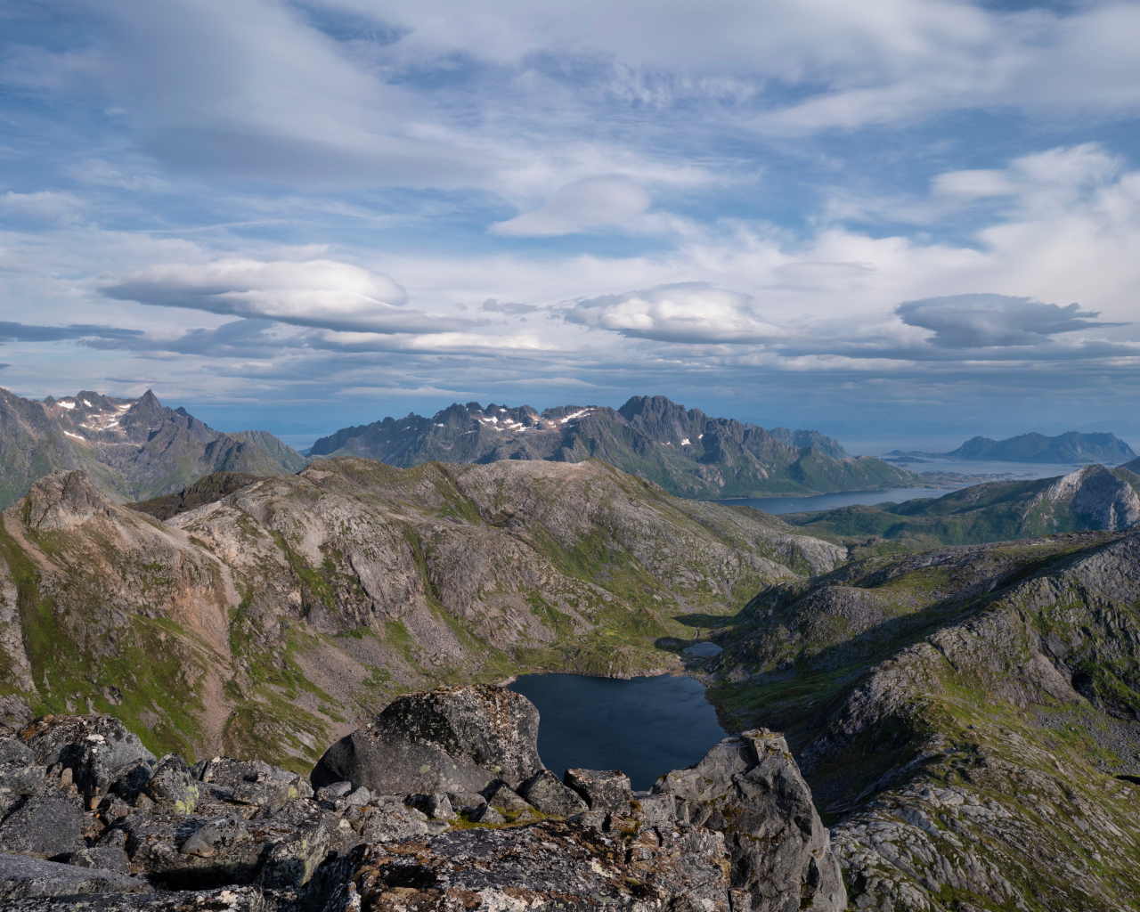 Густые белые облака над Лофотенскими островами, Норвегия 