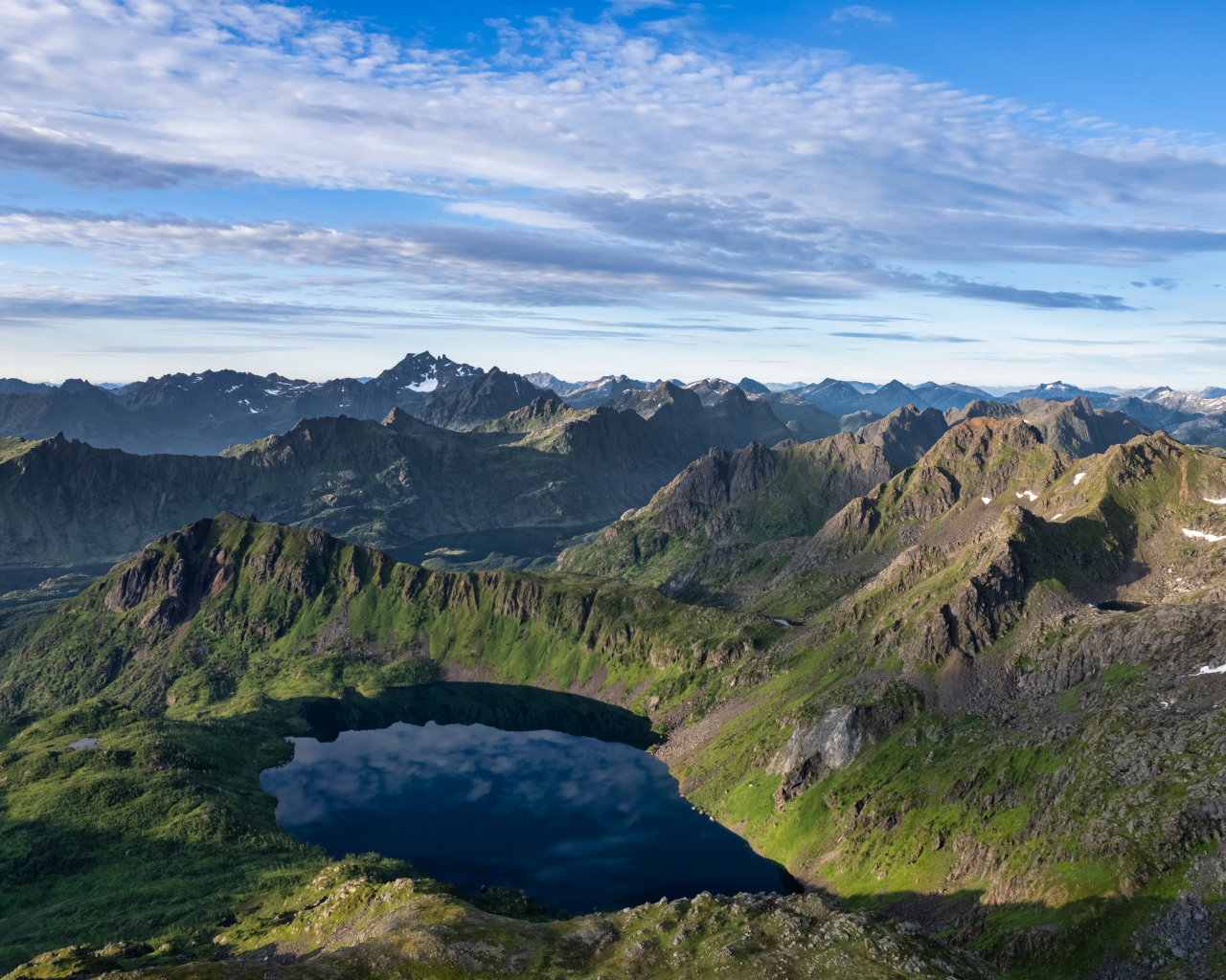 Кратеры с водой в горах, Лофотенские острова. Норвегия