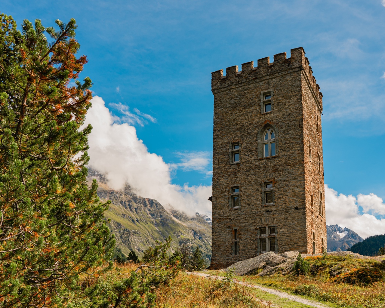 Высокая башня под голубым небом, Швейцария