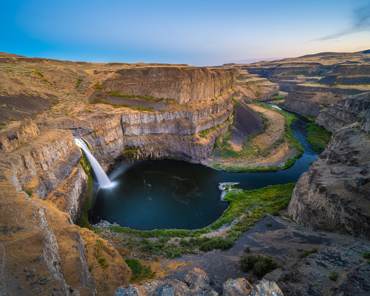 Водопад стекает со стены каньона, США