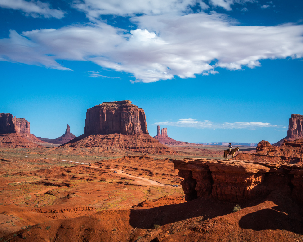 Старинные каменные монументы под голубым небом, США