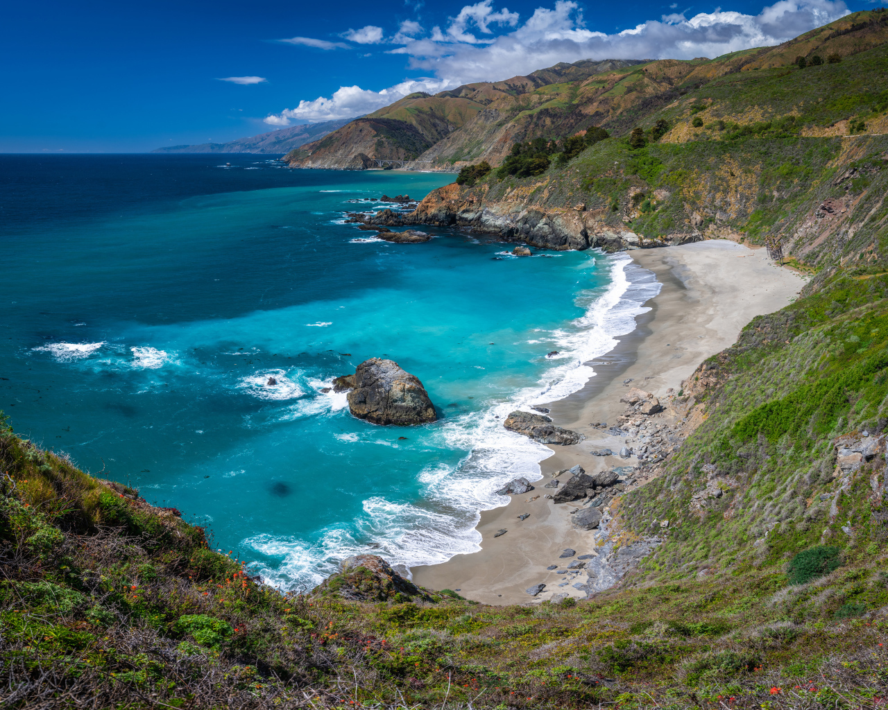 Голубая вода в океане на побережье Калифорнии, США