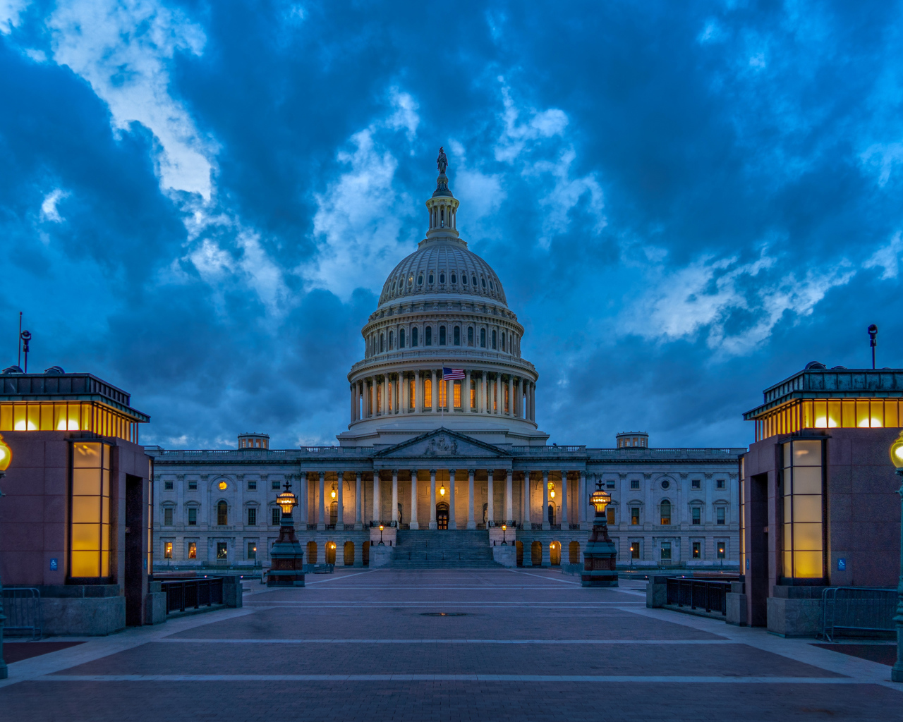 Здание Капитолия в сумерках, Вашингтон. США