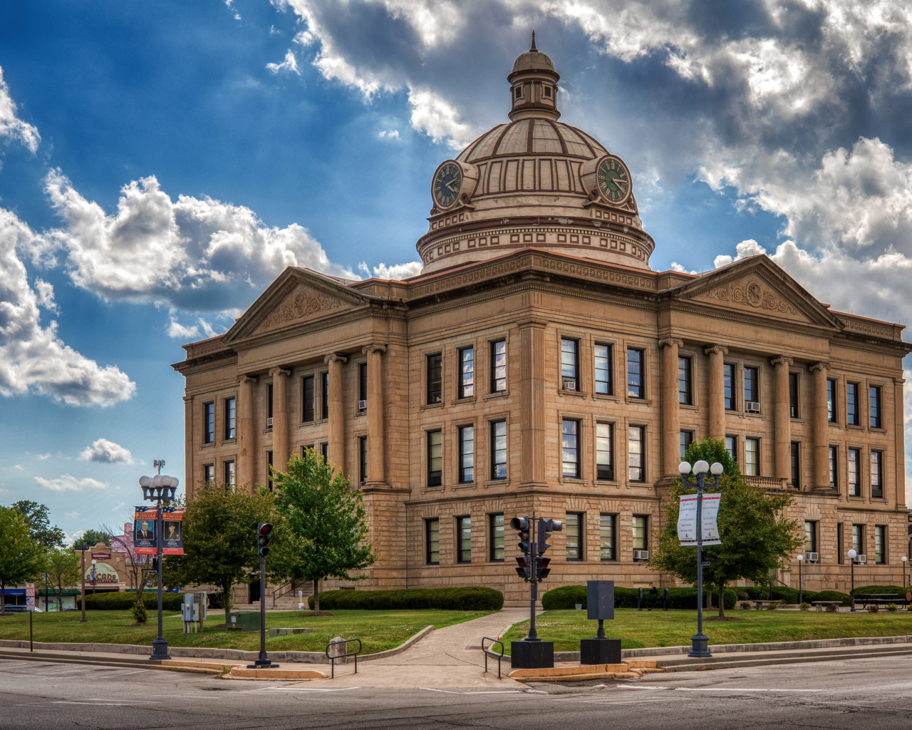 Большой красивый дом в центре города, США