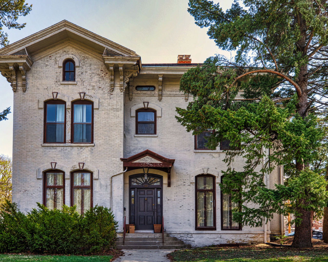 Большой двухэтажный дом в городе, США