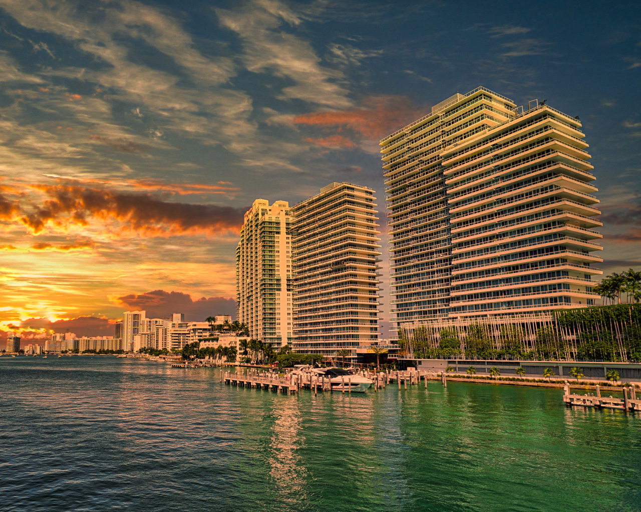 Небоскребы Майами в лучах заката, США