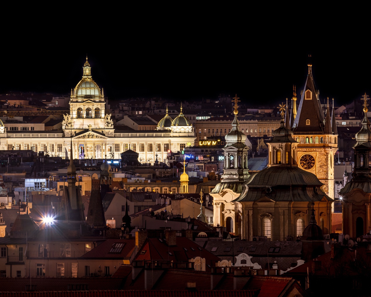 Красивый вид сверху на ночную Прагу, Чехия