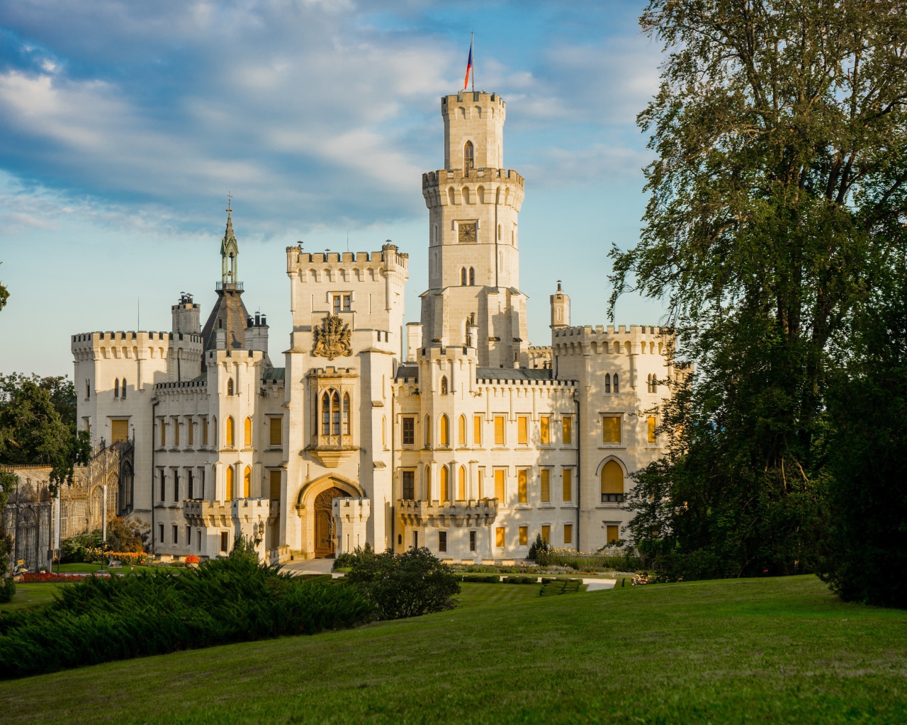 Красивый старинный замок  Глубока с зеленым газоном, Чехия